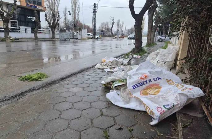 Kaldırımları çöplük gibi kullanıyorlar
