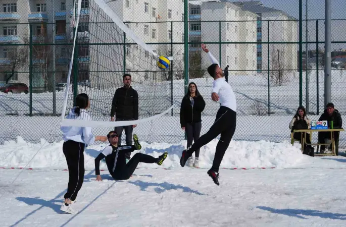 Kampüste kar voleybolu heyecanı
