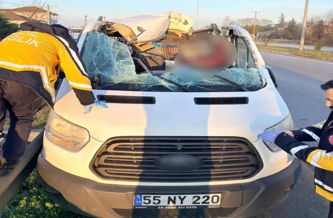 Kamyonet, beton köprü ayağı yüklü tıra çarptı: 1 ölü, 1 yaralı
