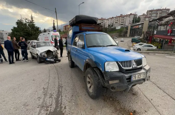 Kamyonetle otomobil çarpıştı: 1 yaralı
