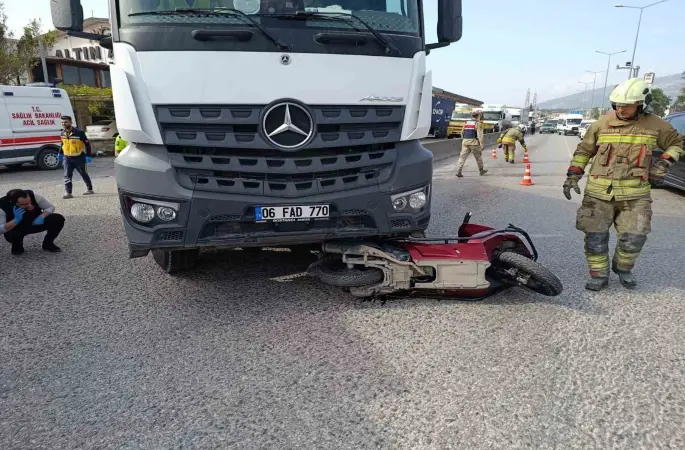 Kamyonun altında kalarak ezilen motosikletin sürücüsü hayatını kaybetti
