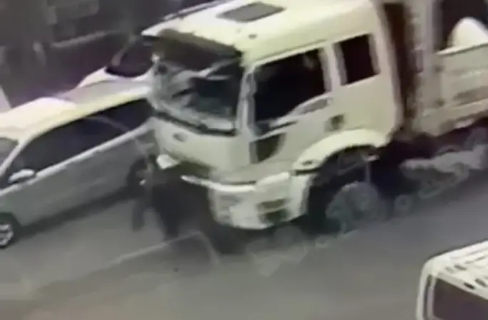 Kamyonun çarptığı yaşlı adam ağır yaralandı
