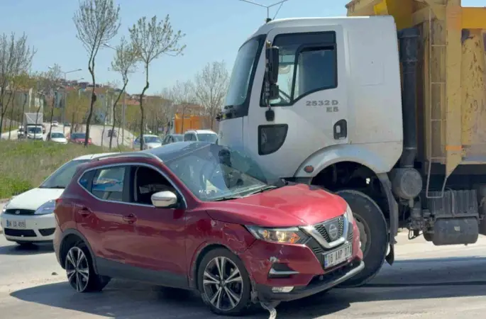 Kamyonun sürüklediği otomobilden burunları bile kanamadan çıktılar
