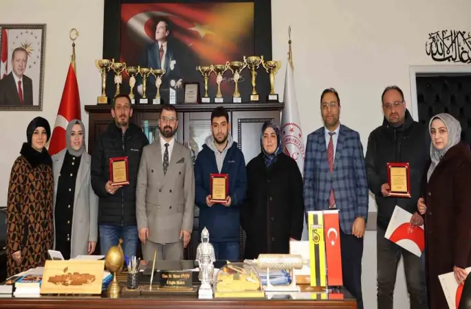 Kanser taramalarında başarı gösteren sağlık çalışanlarına plaket verildi
