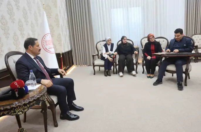 Kanunu ve eşsiz ses yeteneğiyle kulakların pasını silen otizmli Ertuğrul’dan valiyi mest eden mini konser
