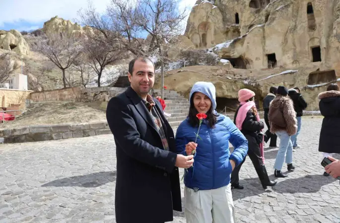 Kapadokya’da kadın turistlere çiçekli 8 Mart sürprizi
