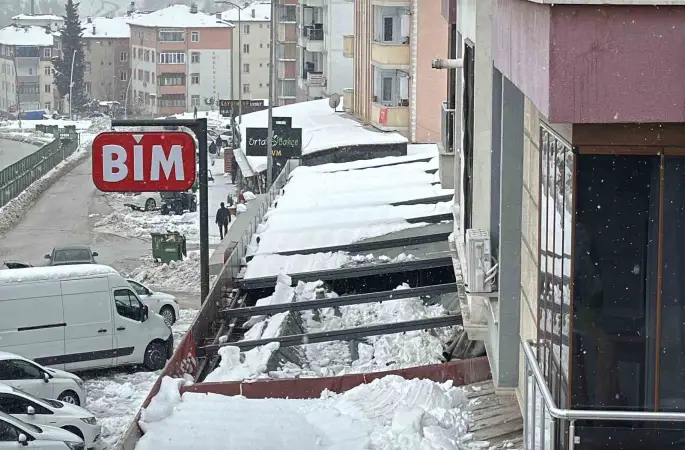 Kar birikintisi zincir marketin çatısını çökertti
