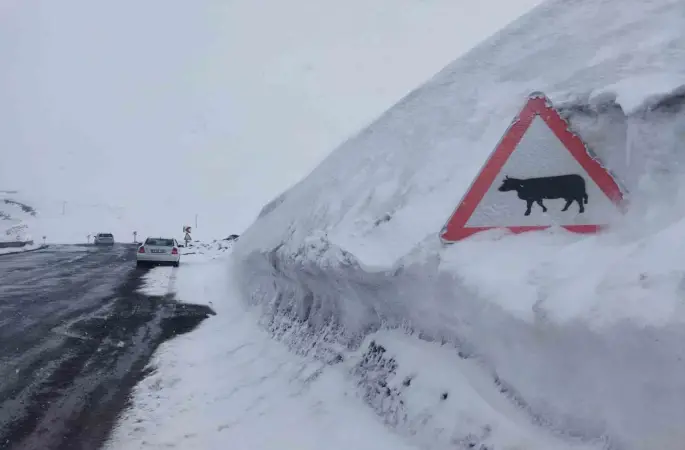 Kar kalınlığı tabela boyunu geçti
