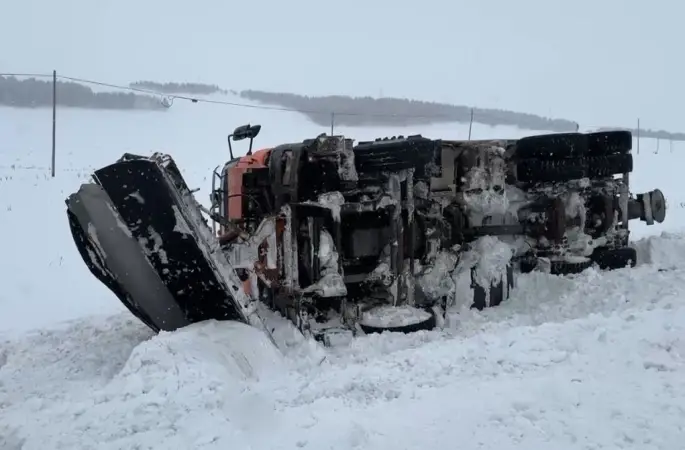 Kar küreme aracı kaza yaptı
