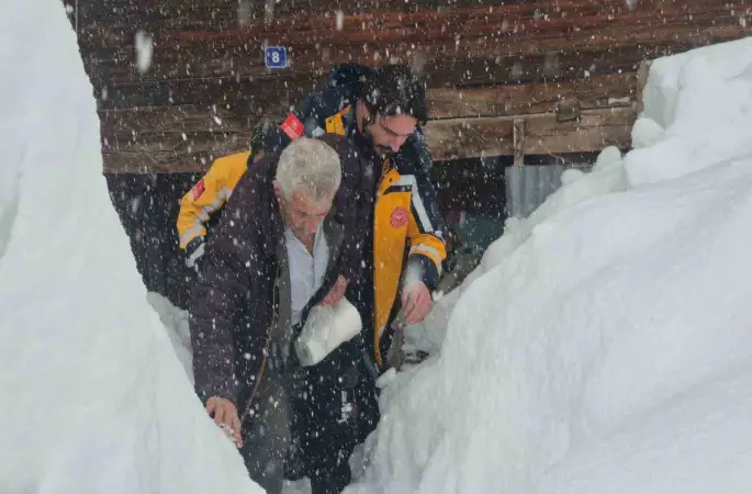 Kar nedeniyle evinde mahsur kalan hastayı sağlık ekipleri kurtardı
