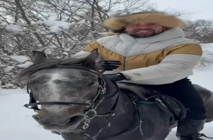 Kar üstünde dört nala at şovu
