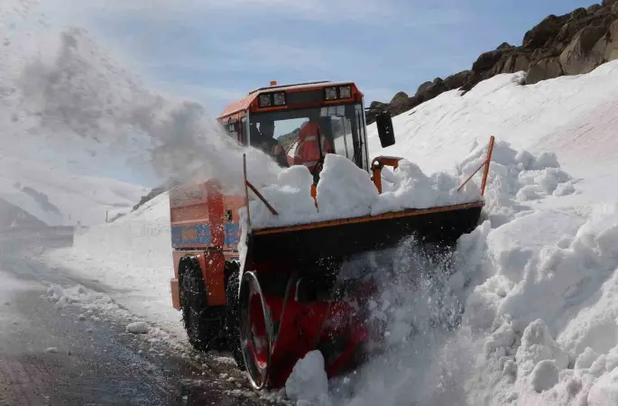 Kar ve tipi nedeniyle 4 aydır ulaşıma kapanan yol açılıyor
