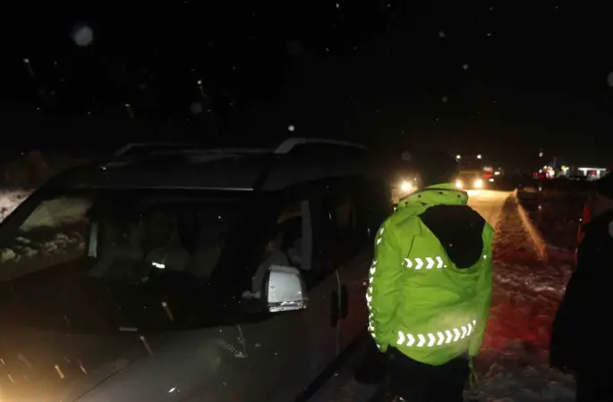 Kar ve tipi nedeniyle Erzincan’ın çevre illerle ulaşımı güçlükle sağlanıyor
