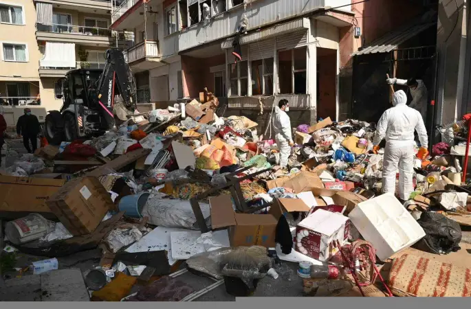 Karabağlar’da çöp evden 12 kamyon atık çıkarıldı
