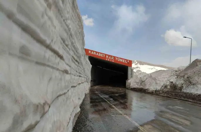 Karabet Geçidi’nde kar kalınlığı 3 metre 52 santim oldu
