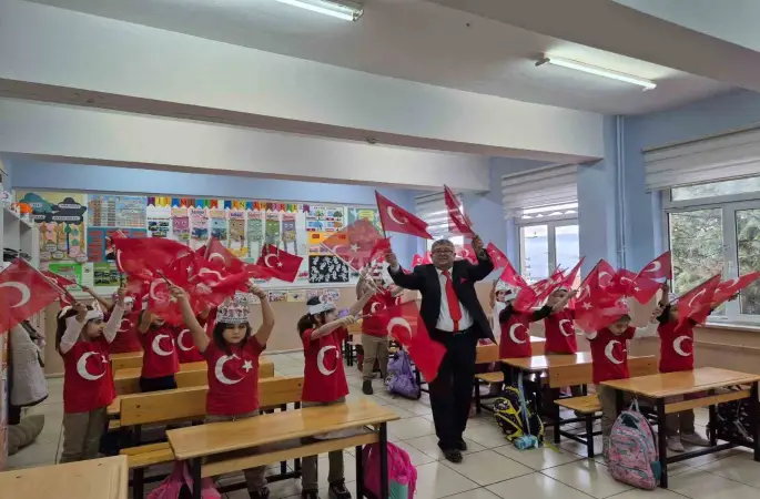 Karabük’te öğrenciler ikinci döneme Türk bayraklarıyla başladı
