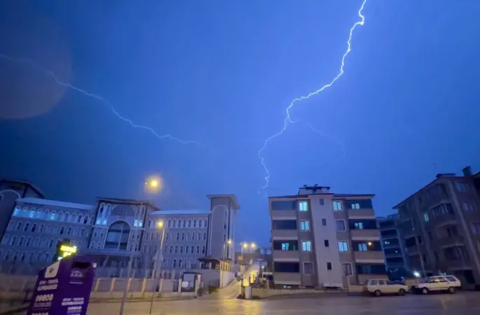 Karabük’te sağanak etkili oldu, şimşekler gökyüzünü aydınlattı
