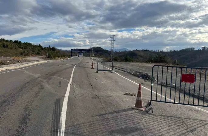 Karadeniz Ereğli OSB yolunda göçük
