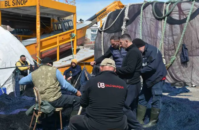 Karadenizli balıkçılar sezon sonunda ağlarını onarıyor

