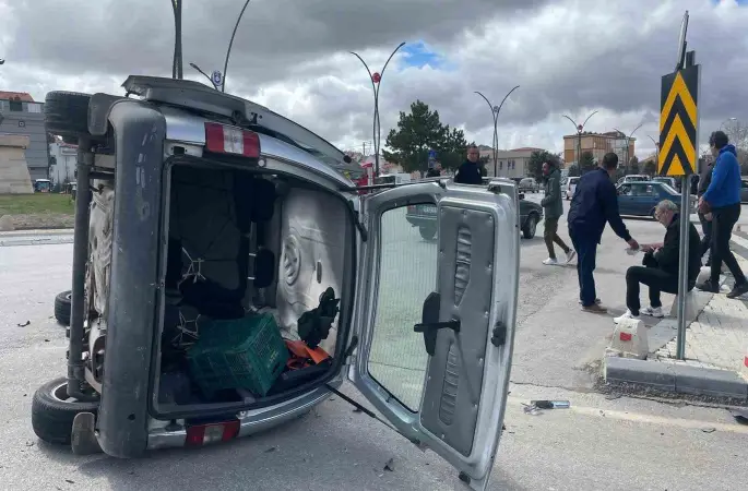 Karaman’da otomobille çarpışan hafif ticari aracın devrilmesi kameraya yansıdı: 2 yaralı
