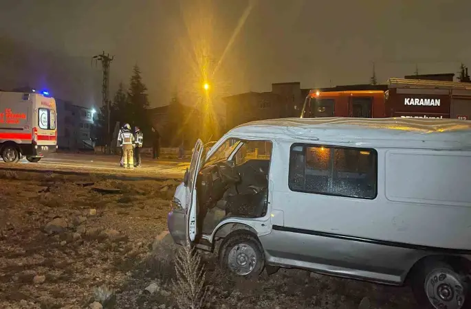 Karaman’da takla atan panelvandaki 2 kişi ölümden döndü
