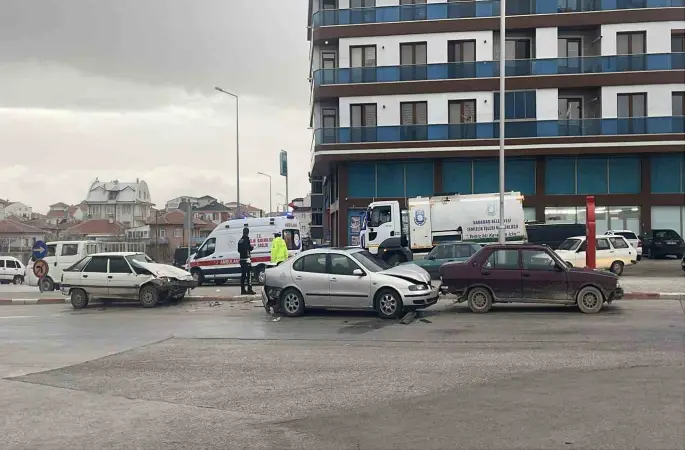 Karaman’da üç aracın karıştığı zincirleme kazada 1 kişi yaralandı
