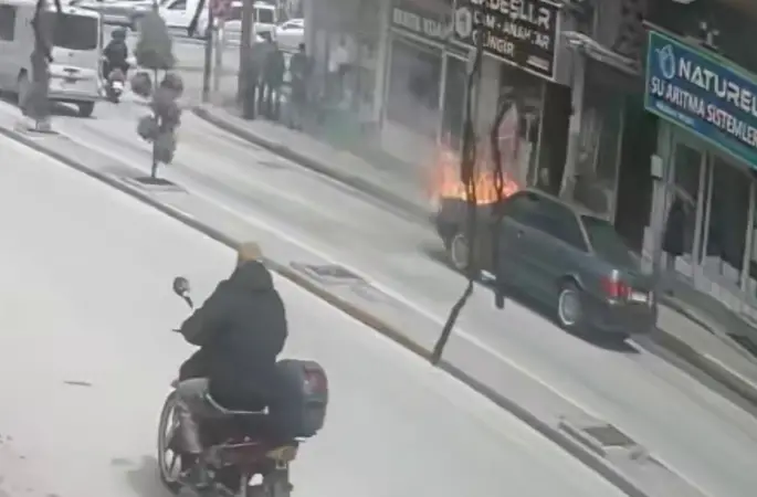 Karaman’da yanan otomobile esnaftan hortumlu müdahale
