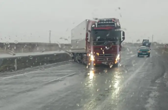 Karapınar’da şiddetli rüzgar ve sağanak sürücülere zor anlar yaşattı
