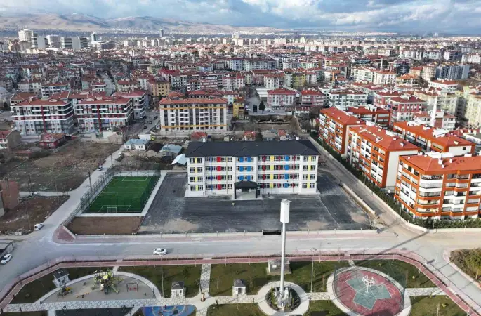 Karatay’da 8 okula FIFA standardında yeni halı saha
