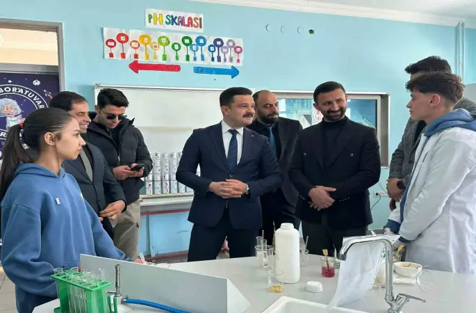 Karayazı Anadolu Lisesi’nde açılan bilim sergisi yoğun ilgi gördü
