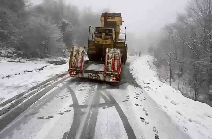 Karda kayan tır yolu trafiğe kapattı

