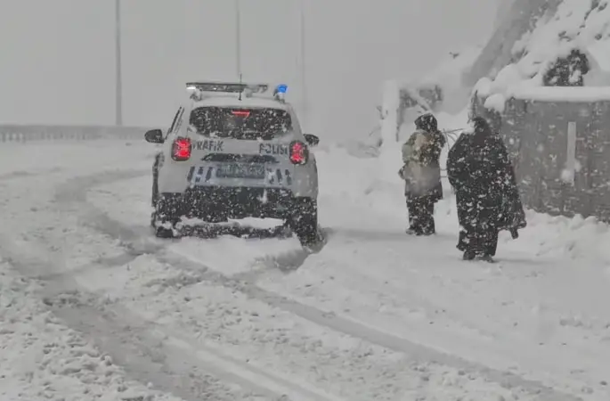 Karda mahsur kalan aileyi emniyet kurtardı

