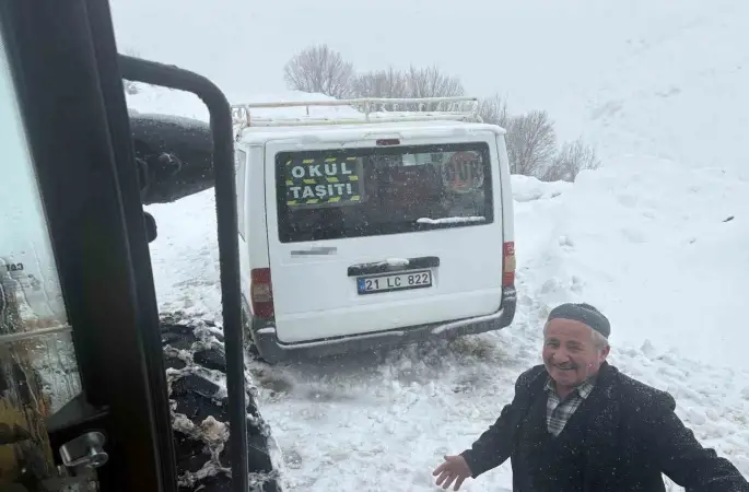 Karda mahsur kalan öğrencilerin minibüsü kurtarıldı

