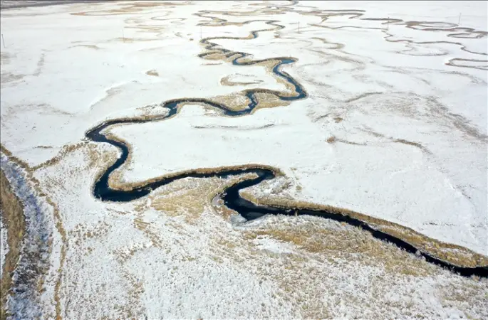 Karla beyaza bürünen Göle Ovası'ndaki menderesler dronla görüntülendi