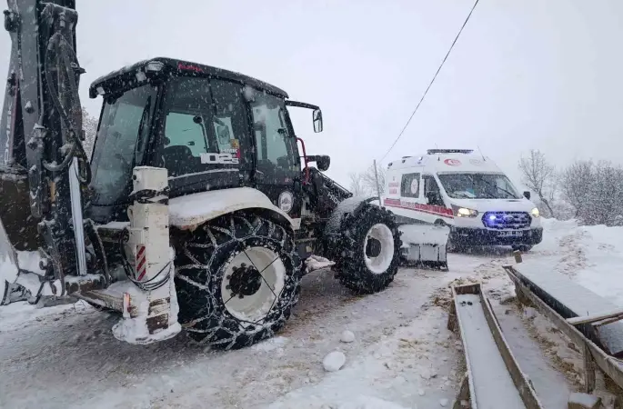 Karla kaplı yolda kalan ambulansı ekipler kurtardı
