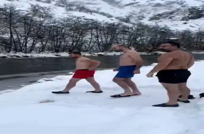 Karların arasından buz gibi nehre: Tunceli’de 3 arkadaş soğuğa meydan okudu
