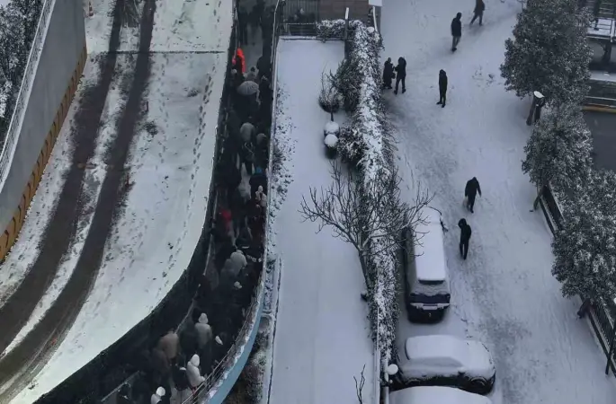 Karlı kaplı yollarda yürüyen vatandaşların karla imtihahı
