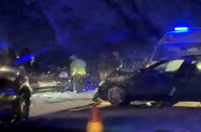Karlı yolda kayan otomobil karşı şeritten gelen araçla çarpıştı: 6 yaralı
