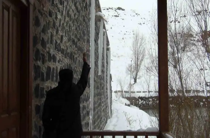 Kars eksi 15’i gördü: Çatılarda 3 metrelik buz sarkıtları oluştu
