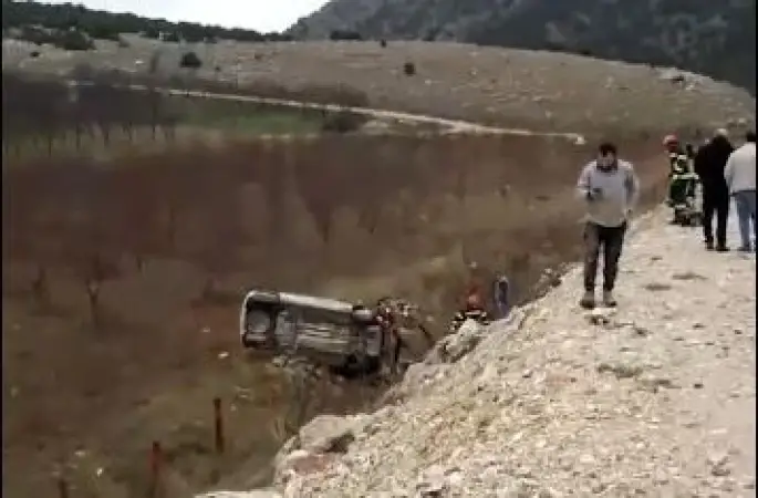 Karşı şeride geçen otomobil şarampole yuvarlandı
