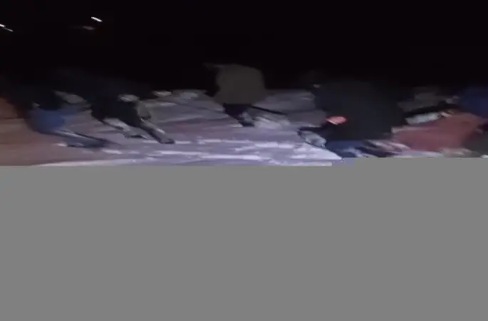 Kars’ta 85 yaşındaki hasta leğenle taşınarak ambulansa ulaştırıldı
