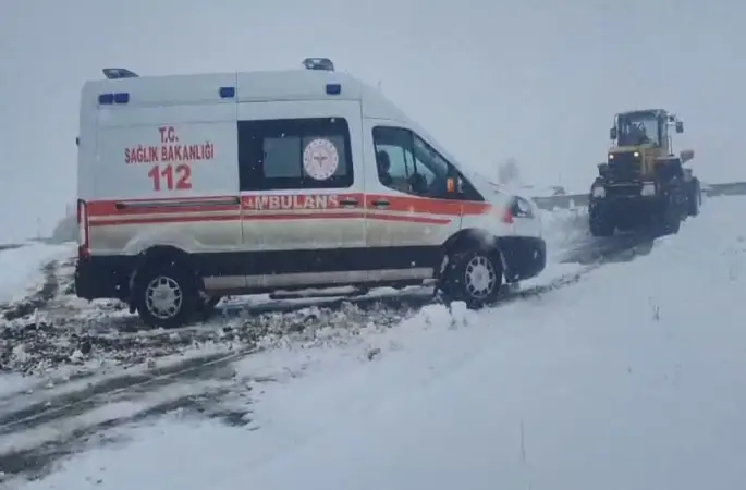 Kars’ta ambulanslara kar geçit vermedi
