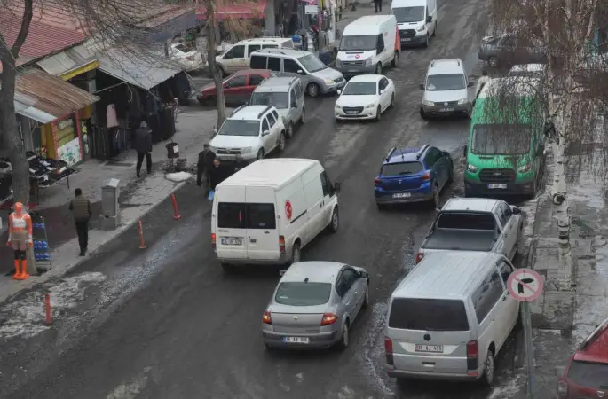 Kars’ta araç sayısı 54 bin 967’ye ulaştı, trafikte yoğunluk arttı
