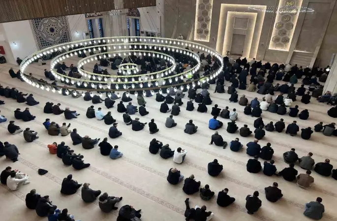 Kars’ta bayram namazında camiler doldu, taştı
