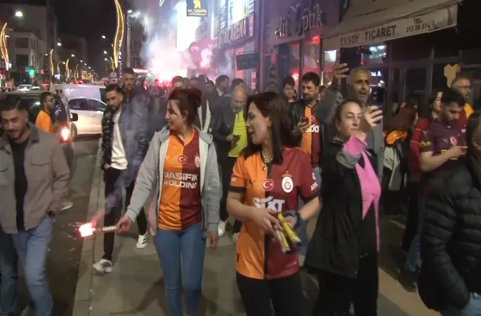 Kars’ta derbi zaferi coşkusu: Sarı-kırmızılılar sokaklara akın etti
