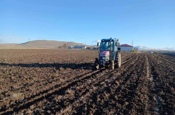 Kars’ta ekin sezonu başladı: Çiftçiler tarlaya indi
