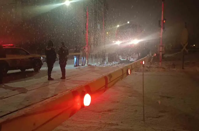 Kars’ta hemzemin geçitte lokomotifin çarptığı çocuk yaralandı
