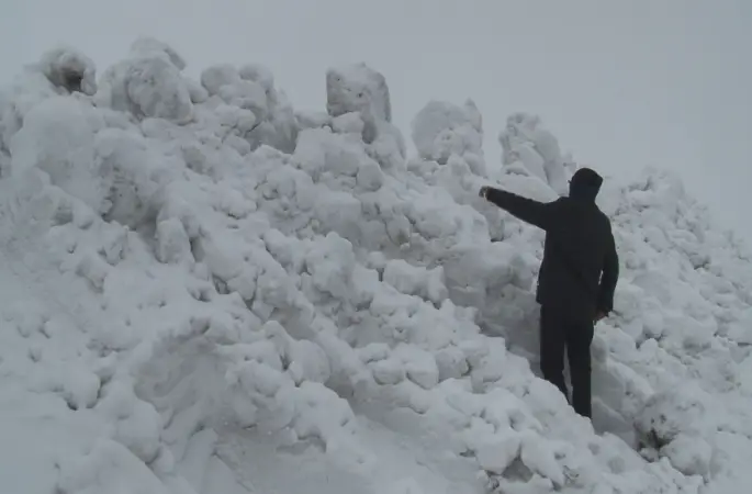 Kars’ta Mart sonunda kış geri döndü: Boğatepe Geçidi ve köyler kar altında
