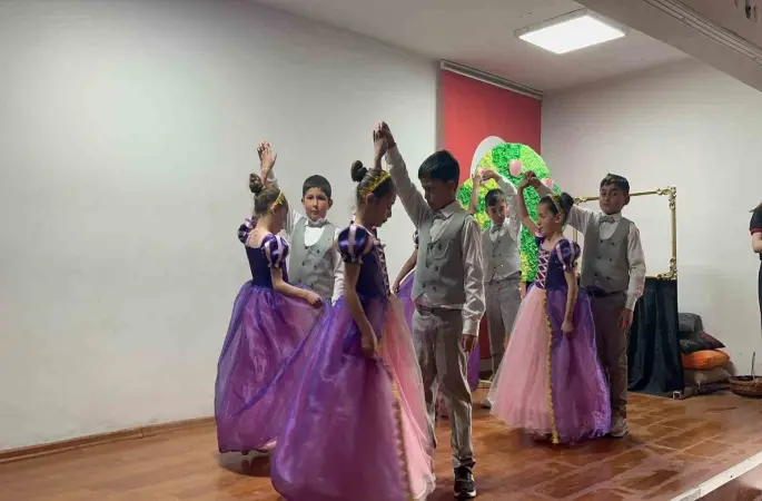 Kars’ta miniklerden büyük performans: Köy ilkokulu öğrencileri sahnede göz doldurdu
