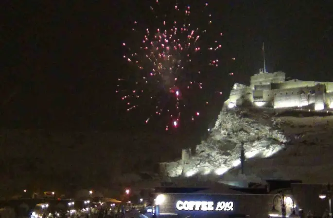 Kars’ta yeni yıl coşkusu: Lapa lapa kar altında halay
